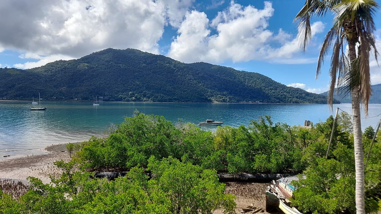 Nosy Be · plage et pirogues